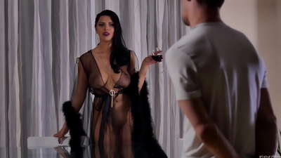 Slut Kira Queen hà invitatu u so vicinu per u tè è u fottu nantu à a tavula di cena